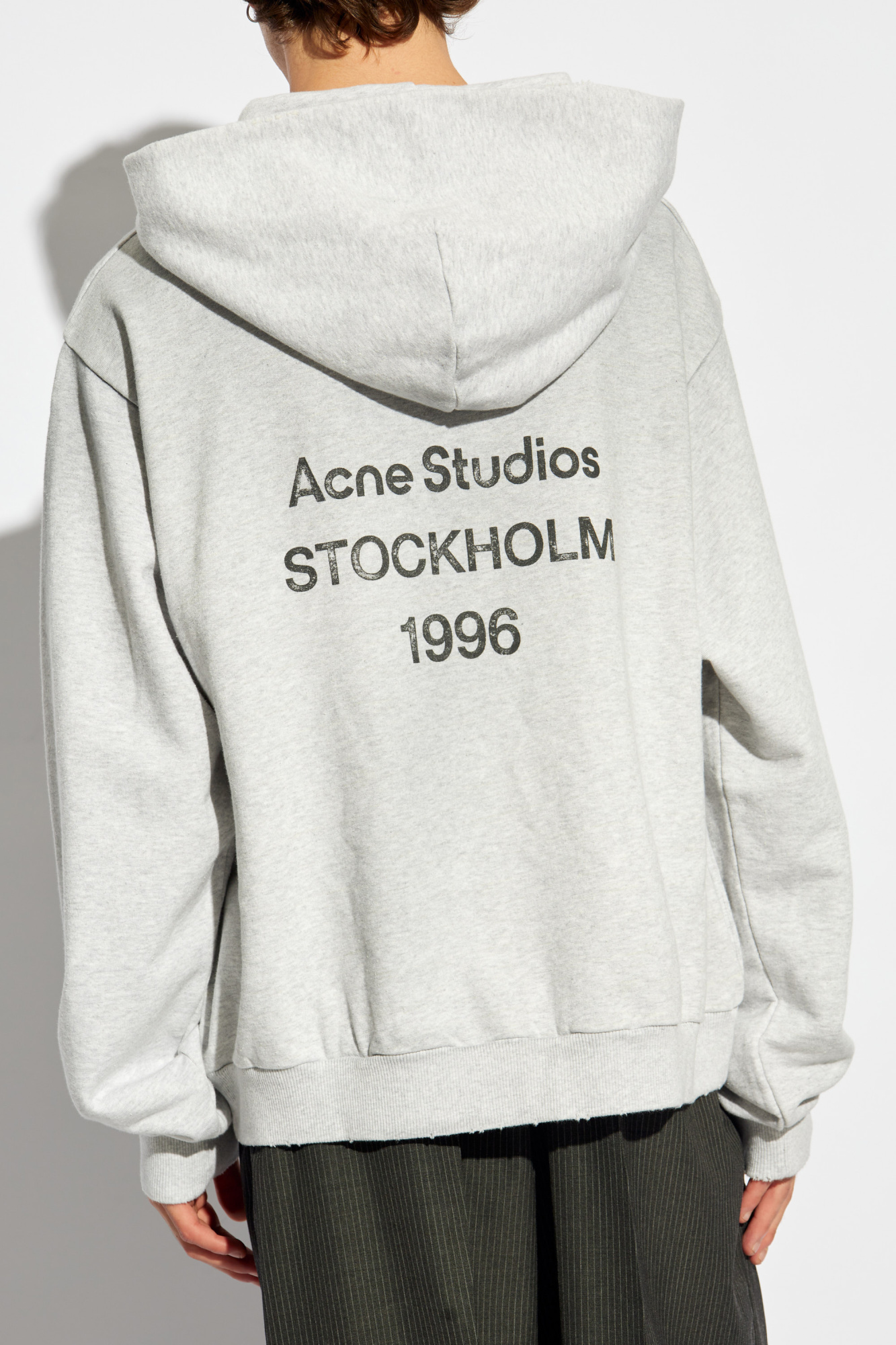 Grey Hoodie Acne Studios SchaferandweinerShops AG Reclaimed Vintage Inspired Anthrazitfarbenes T Shirt mit Print vorne